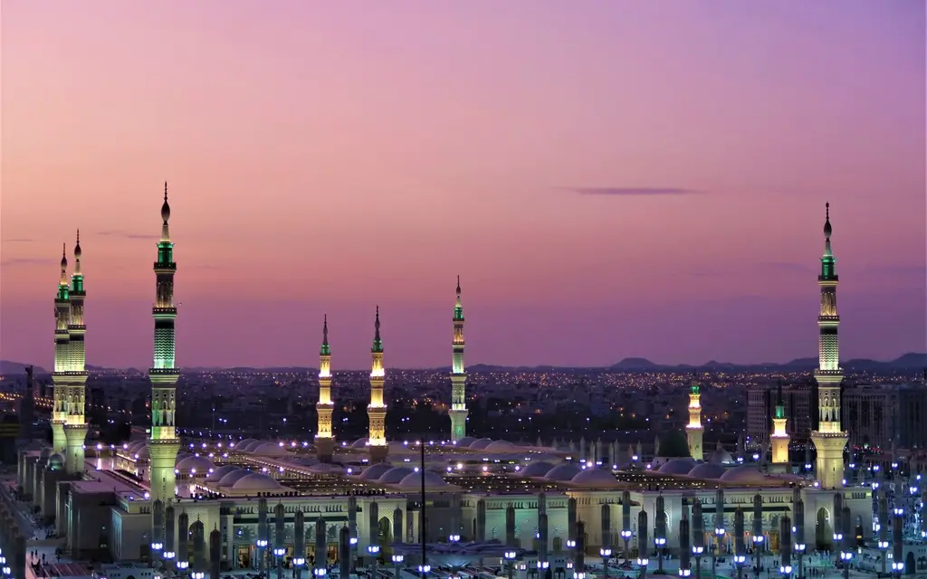 Panorama Masjid Nabawi, Madinah, saat senja